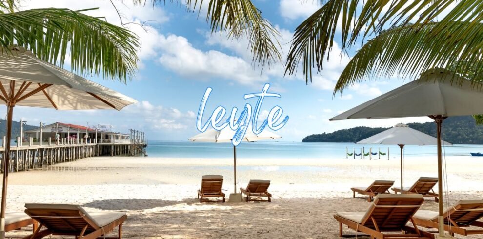 Red and White Christmas Sale Instagram Post (12)